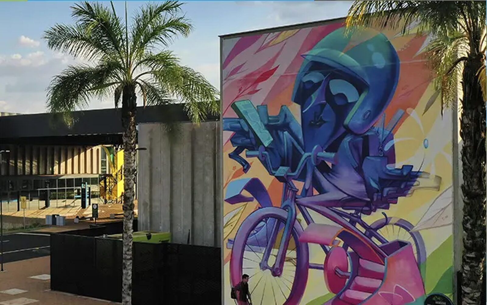 Praça Central do Dabi Business Park com mural de grafite ao fundo